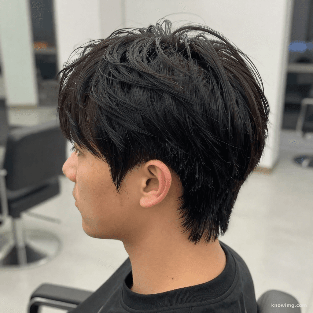 生成一张精致高质量、真实场景下的亚洲人发型图，发型须完整展示...